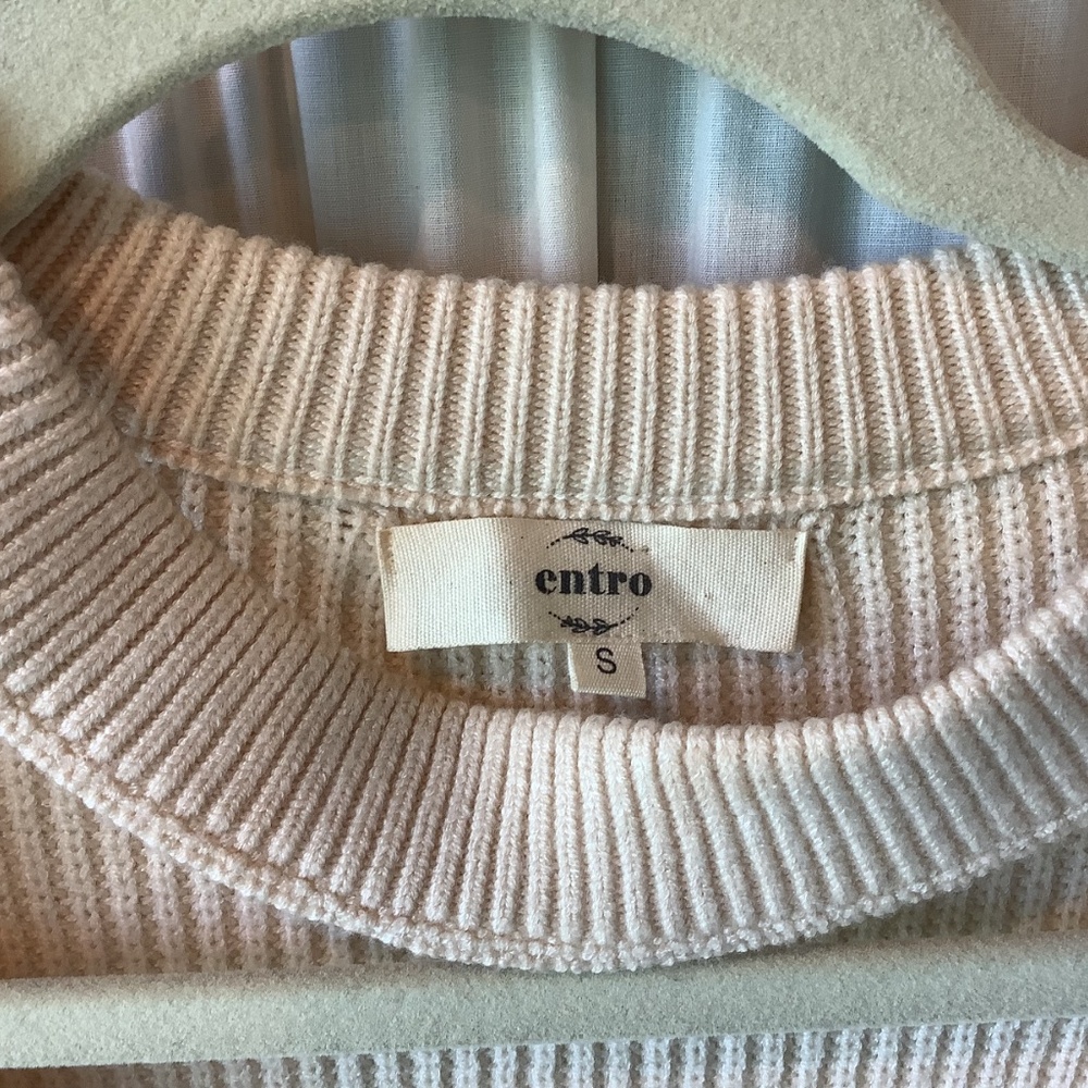 Entro Women’s Cream Sweater With Pearls on the Shoulders Size Small - Picture 6 of 7